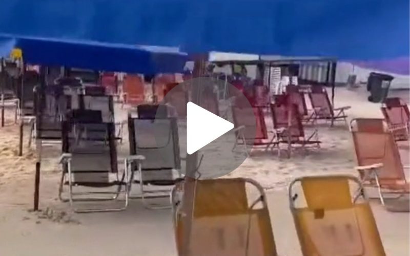 Frame de vídeo que mostra cadeiras vazias na Praia de Bombinhas às 8h da manhã