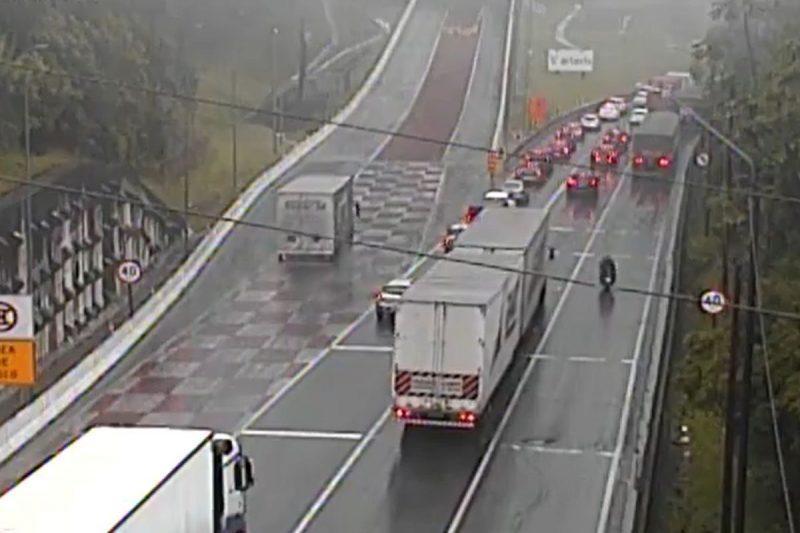 Caminhão fez manobra na BR-376