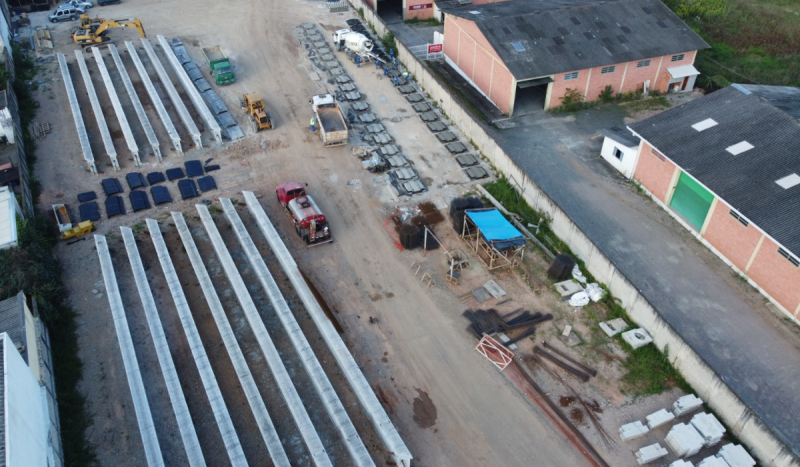 Canteiro de obras com vigas gigantes expostas