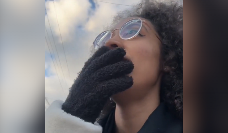 Brasileira registrando terremotos no Japão - Na foto, mulher negra usando óculos e luva de frio, coloca a mão na boca indicando susto