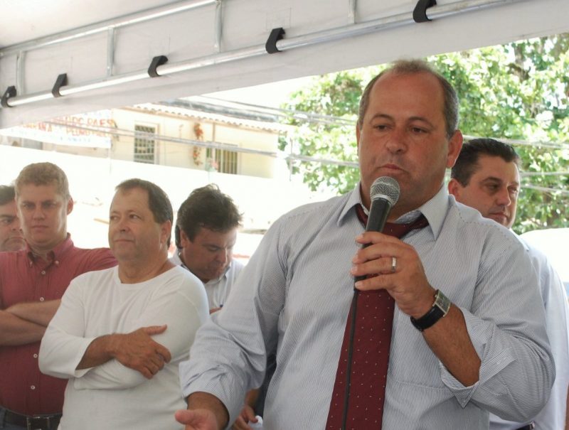 Foto de Domingos Brazão dando um discurso