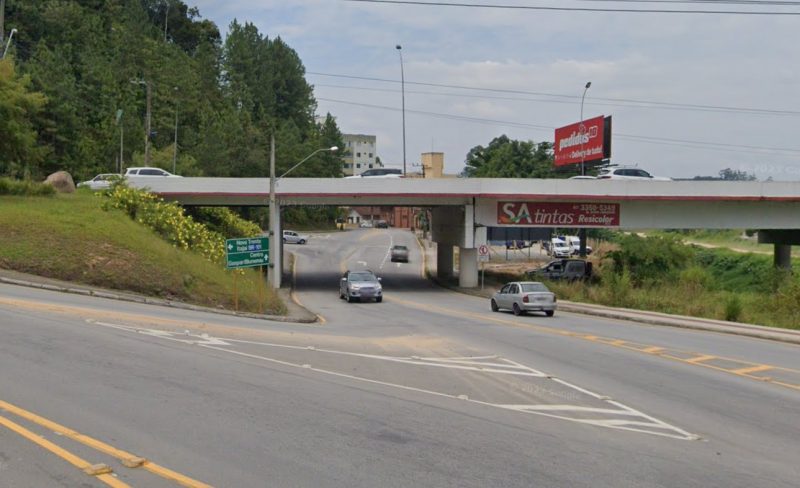 Viaduto de acesso ao bairro Jardim Maluche, em Brusque, foi o primeiro local em que suspeito tentou fugir de abordagem policial; foi preciso atirar no pneu do carro em fuga para capturar o suspeito neste sábado (6) - Foto: Google Street View/Divulgação/ND