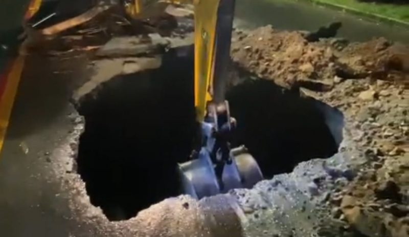 A via que liga o Paulas ao Iperoba, está interditada nos dois sentidos desde noite desta terça-feira devido a um buraco