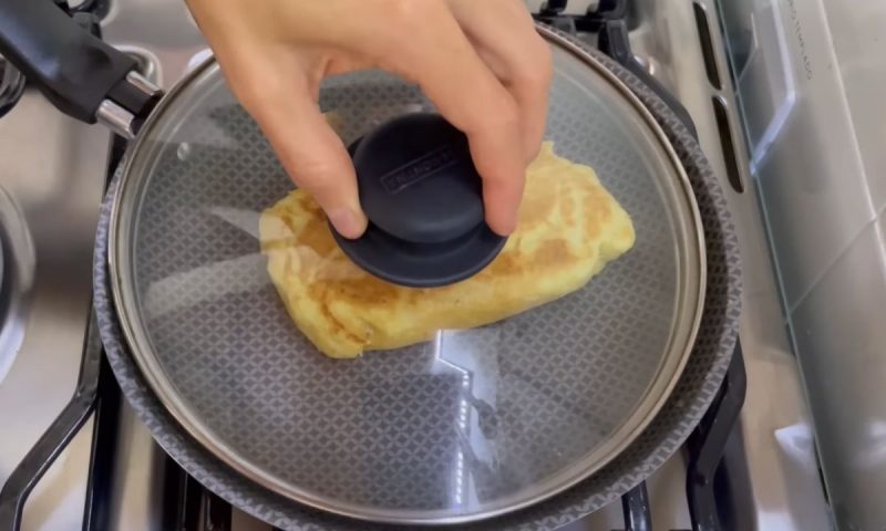 Café da manhã saudável com pão caseiro que substitui a farinha