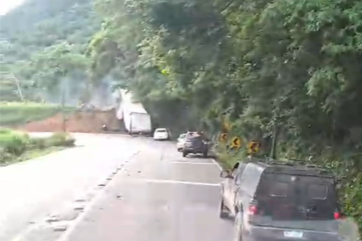 Veículo atingiu barranco na Serra Dona Francisca - Internet/Reprodução/ND