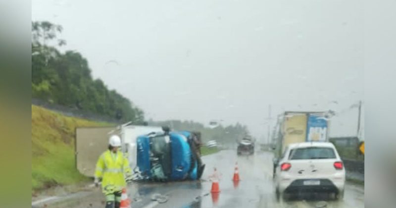 Caminh&atilde;o tombou por volta das 10h nesta sexta-feira – Foto: GMF/DIvulga&ccedil;&atilde;o/ND