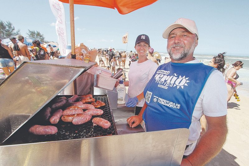 Aqui s&oacute; tem gente sorridente, curtindo o ver&atilde;o. &Eacute; prazeroso trabalhar com o p&uacute;blico de f&eacute;rias.&rdquo; &mdash; Adenildo Reuter, vendedor ambulante h&aacute; quase dez anos no Campeche – Foto: Leo Munhoz/ND