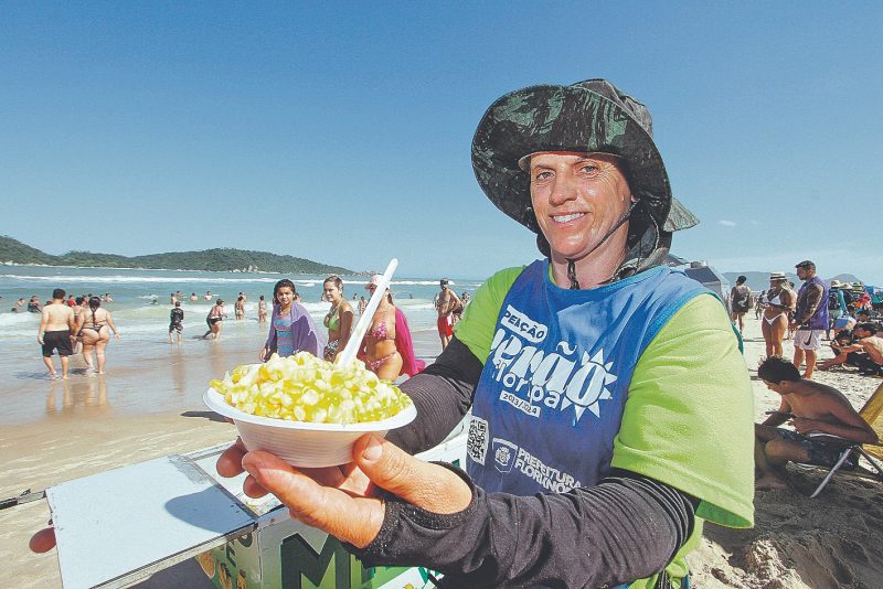 Em dias bons, Sirlene vende de 100 a 150 espigas de milho – Foto: Leo Munhoz/ND