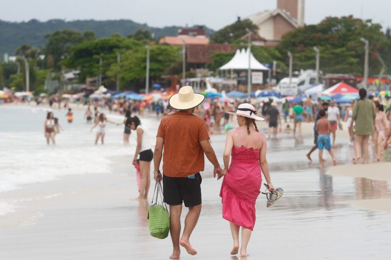 Praia de Canasvieiras costuma receber milhares de turistas na temporada de verão