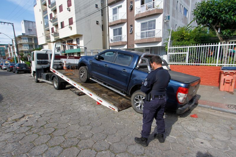 Verão em Florianópolis: operação recolhe 20 carros parados em locais proibidos em Canasvieiras