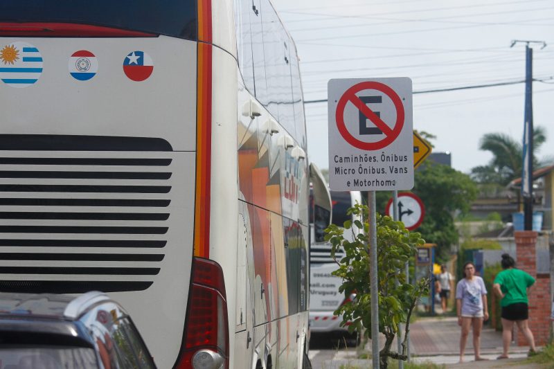 Com frequência, Canasvieiras “trava” por conta dos motoristas de ônibus de viagem em locais proibidos