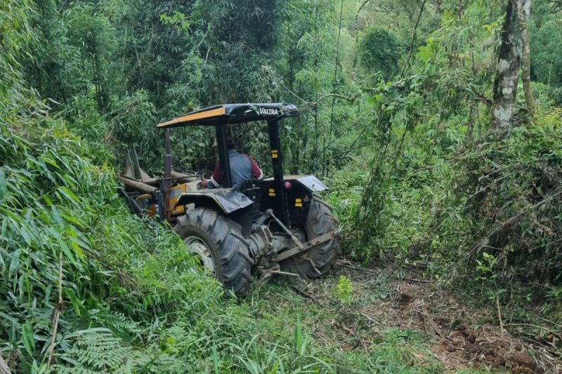 Tratores estavam escondidos a cerca de 35 km da fazenda – Foto: PM/Reprodu&ccedil;&atilde;o/ND