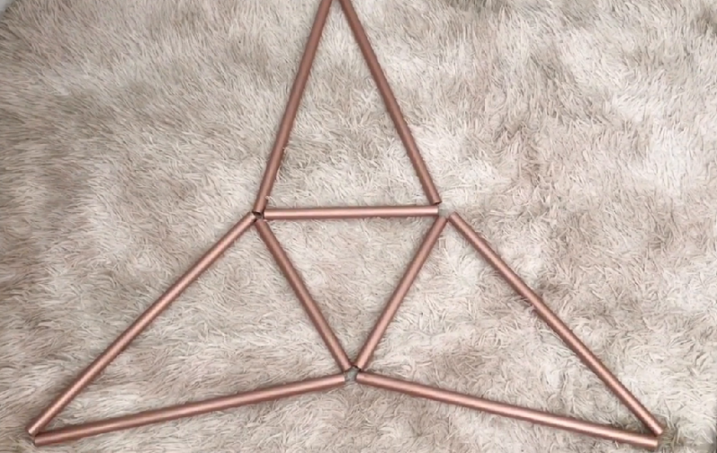 Finalização do processo da mesa decorativa - Foto: Camila Almeida/Reprodução/ND