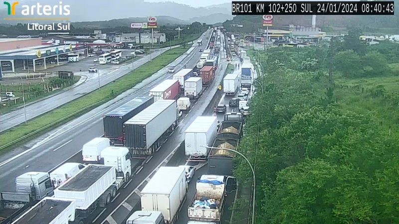 BR-101 em Itajaí trava após colisão entre carretas