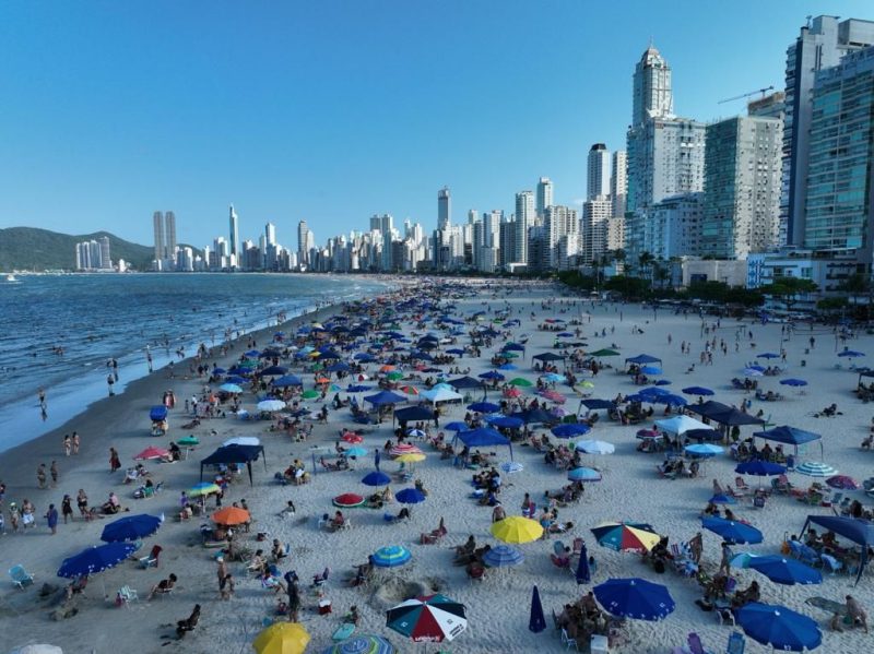 Imagem aberta da praia Central de Balneário Camboriú