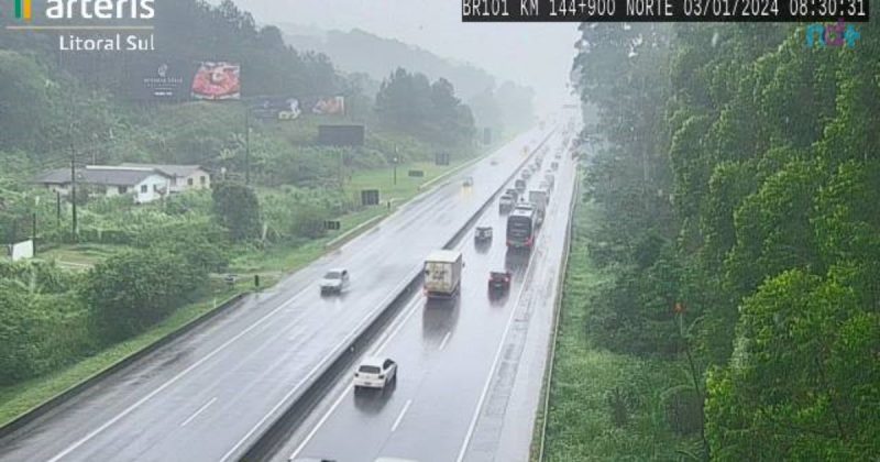 Imagem de monitoramento da Arteris mostra trânsito e chuva em trecho da BR-101