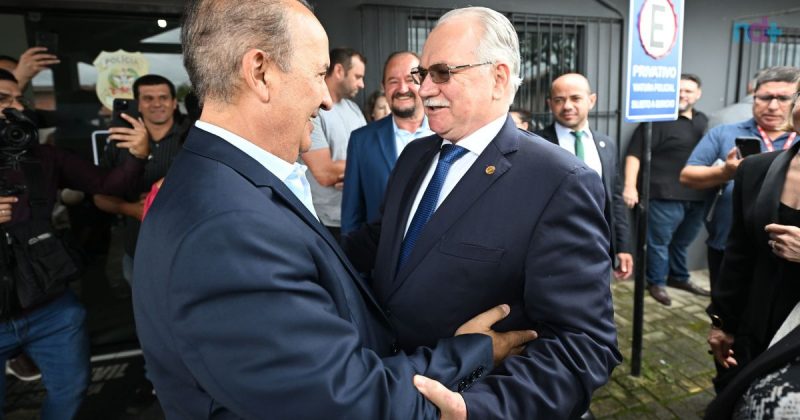 Imagem mostra Jorginho Mello e ministro Luiz Edson Fachin na transformação da delegacia de polícia de Penha
