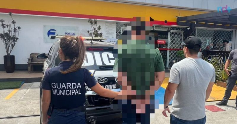 Foto mostra ex-estagiário preso em flagrante ao fazer abastecimentos fraudulentos