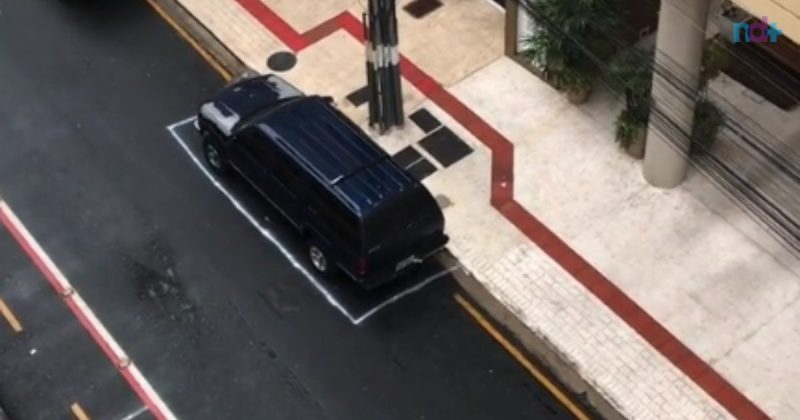 Imagem mostra carro estacionado em local proibido de Balneário Camboriú com suposta vaga pintada pelo próprio motorista