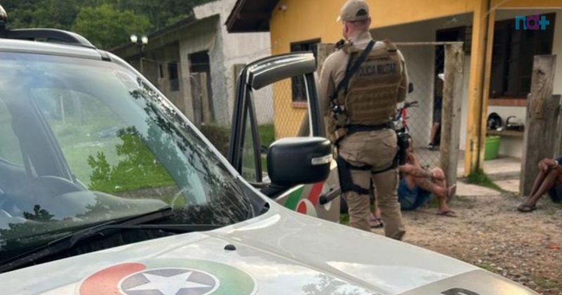 imagem mostra operação em casa de suspeitos por "ostentação" de arma de fogo nas redes sociais