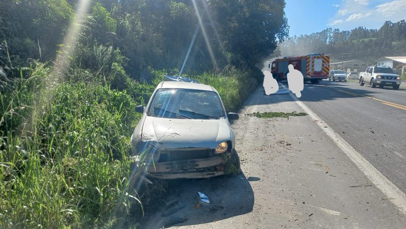 Carro com placas de Lages capotou na BR-470