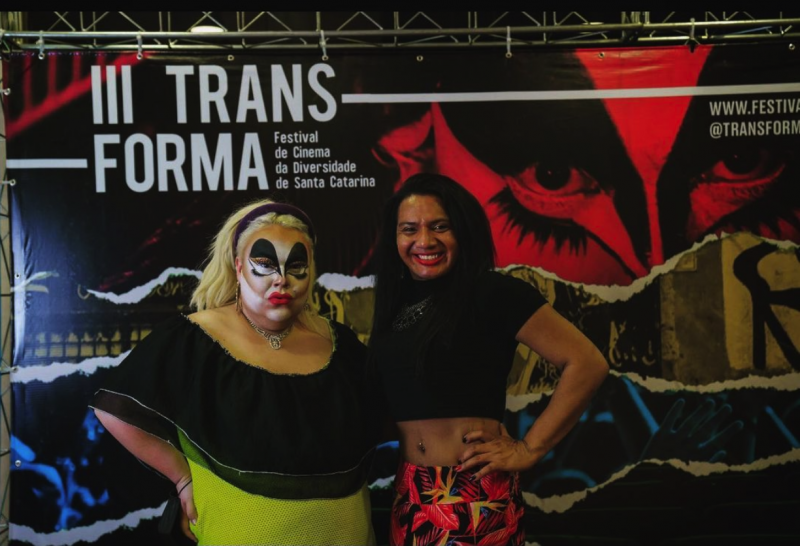 Foto de Suzaninha e Drica no Transforma, festival LGBT
