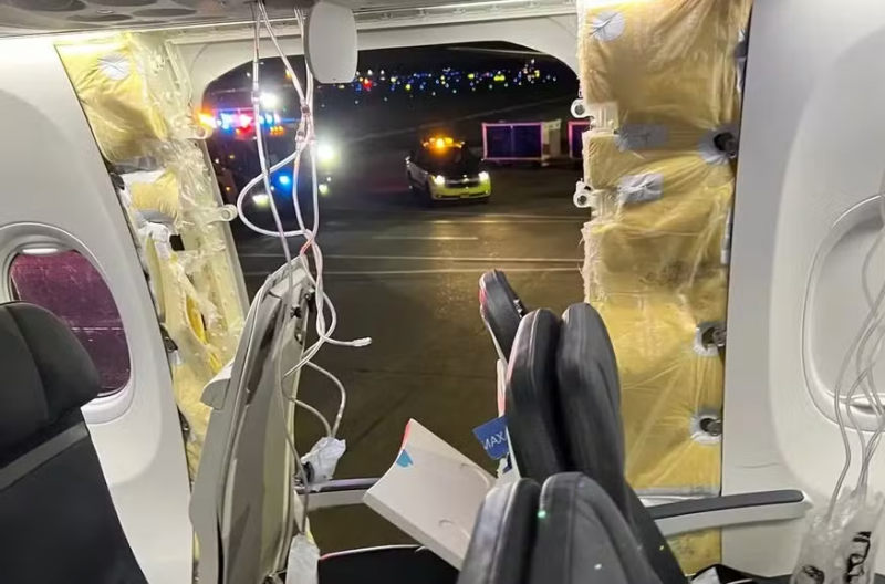 Ap&oacute;s buraco abrir em avi&atilde;o piloto faz pouso for&ccedil;ado nos EUA – Foto: Internet