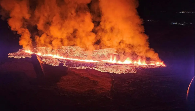 Vulcão entra em erupção na Islândia e lava destrói diversas casas