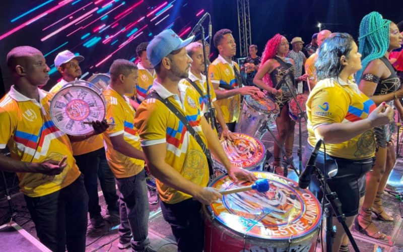 Show de bateria de escola de samba no Carnaval de Navegantes