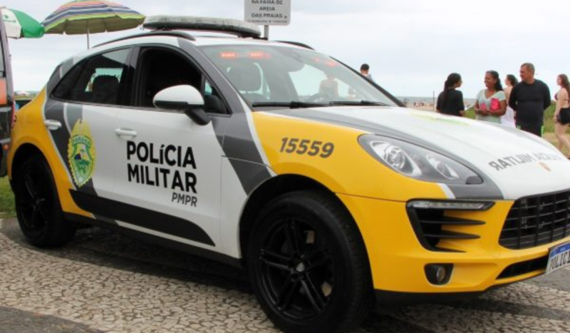 Carros de luxo - Na foto, carro plotado com o brasão e as cores da polícia militar do Paraná (branco, preto e amarelo) estacionado na rua