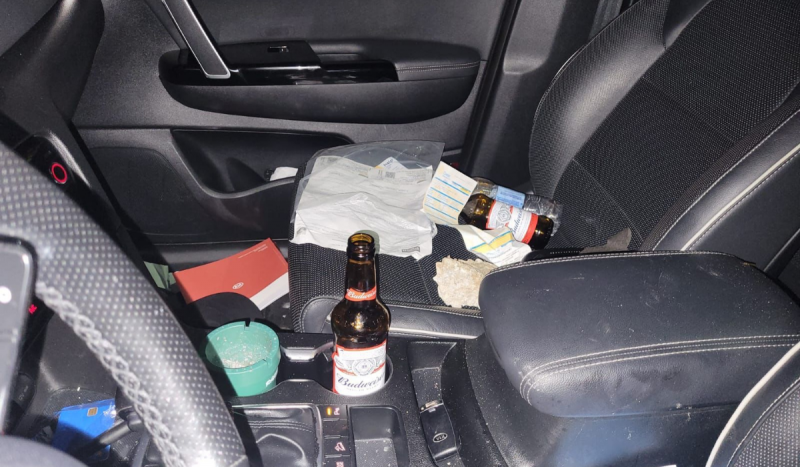 Dentro do carro foram achadas garrafas de cerveja, de água e documentos espalhados &#8211; Foto: PMSC/Divulgação/ND