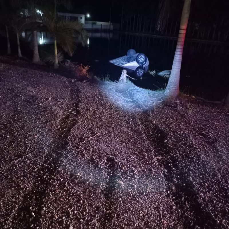 Em acidente parte do veículo parou na lagoa
