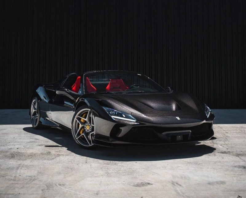 Imagem de divulgação do Ferrari F8 Spider, um dos carros da Orlando Imports