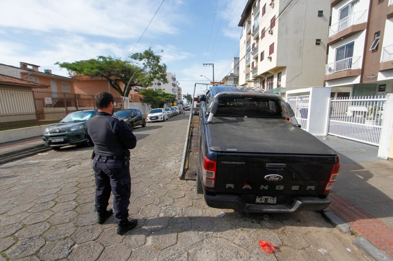 Carro com placa estrangeira é guinchado em Canasvieiras, em Florianópolis, no verão 23/24 &#8211; Foto: Leo Munhoz/ND