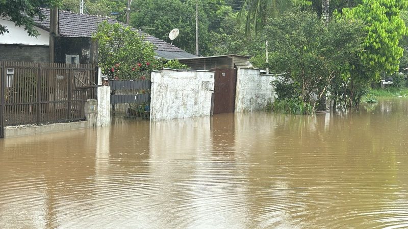 Chuvas causaram alagamentos em v&aacute;rios pontos de Joinville nesta ter&ccedil;a-feira (23) – Foto: M&aacute;rcio Falc&atilde;o/NDTV