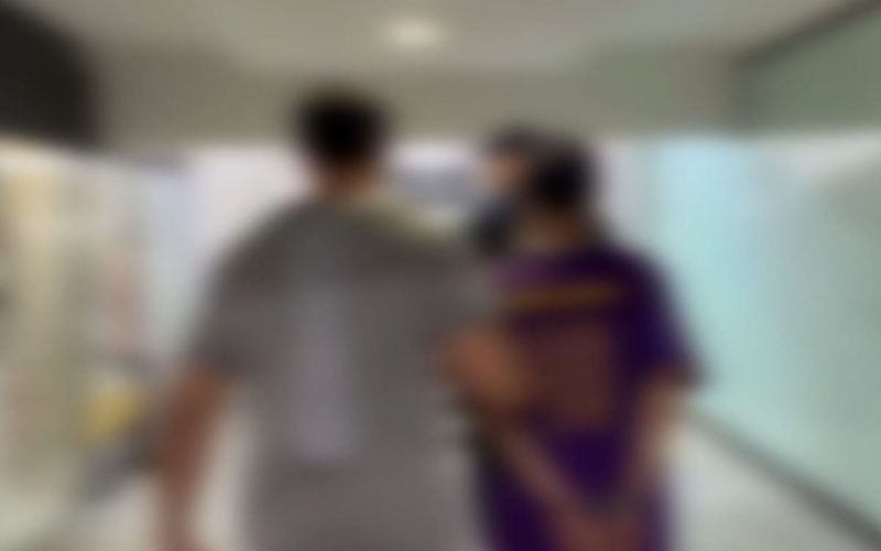 Frame de vídeo em que a Polícia Civil prende, preventivamente, em Itajaí um casal acusado de cometer latrocínio no Rio Grande do Sul