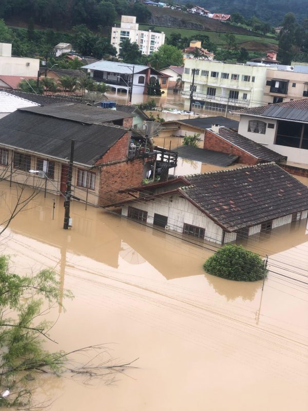 Enchentes atingiram casas no ano de 2023