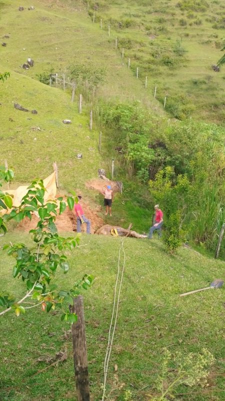Os Bombeiros Voluntários da cidade precisaram utilizar um veículo 4x4 e uma máquina agrícola para resgatar o cavalo 