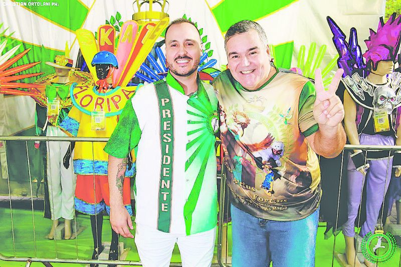Jaime Cez&aacute;rio e o presidente da Uni&atilde;o da Ilha da Magia, Rafael Braz; carnavalesco veio do Rio de Janeiro para comandar a escola – Foto: LEO MUNHOZ/ND