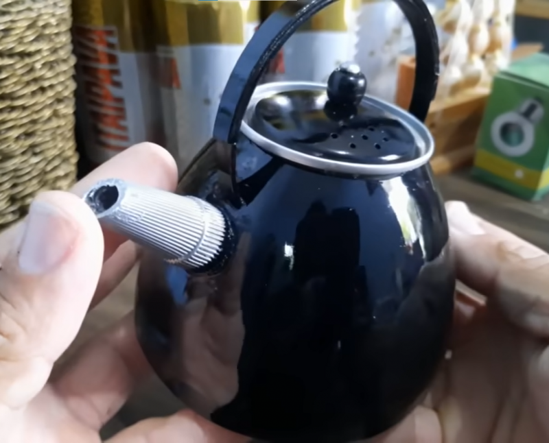 Além de ser muito útil, a chaleira feita de garrafa pet também serve para decoração; veja o vídeo 