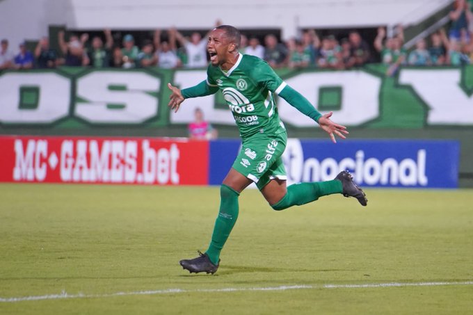 Chapecoense e Barra empatam em jogo com gol olímpico