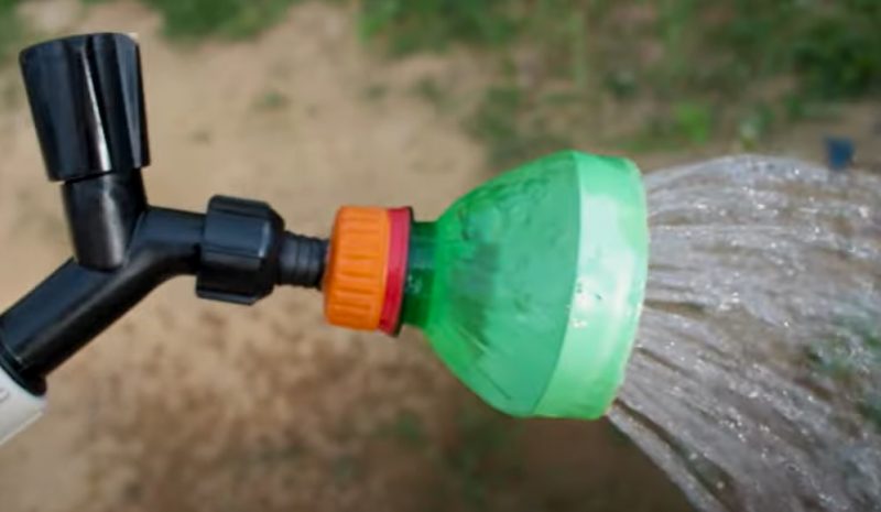 Com apenas uma garrafa pet e muita criatividade, o influenciador mostrou como fazer o chuveiro facilmente 