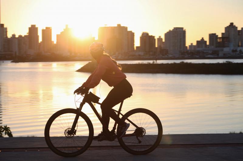 Conheça 7 esportes para praticar no verão em Itajaí, na água e na terra