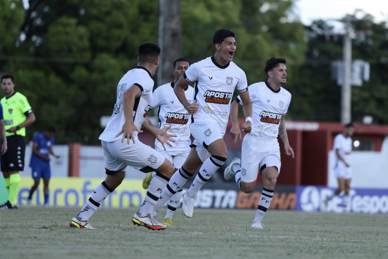 Jogadores do Figueirense comemoram o gol de Samuel – Foto: Lucas Veber/L3/FFC