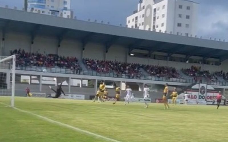 Frame de vídeo que registra o primeiro gol do Concórdia na vitória sobre o Nação por 3 a 2