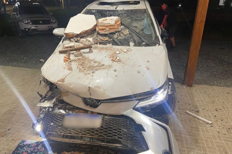 Carro furtado pelo grupo. Imagem mostra o veículo após acidente ocorrido durante a fuga
