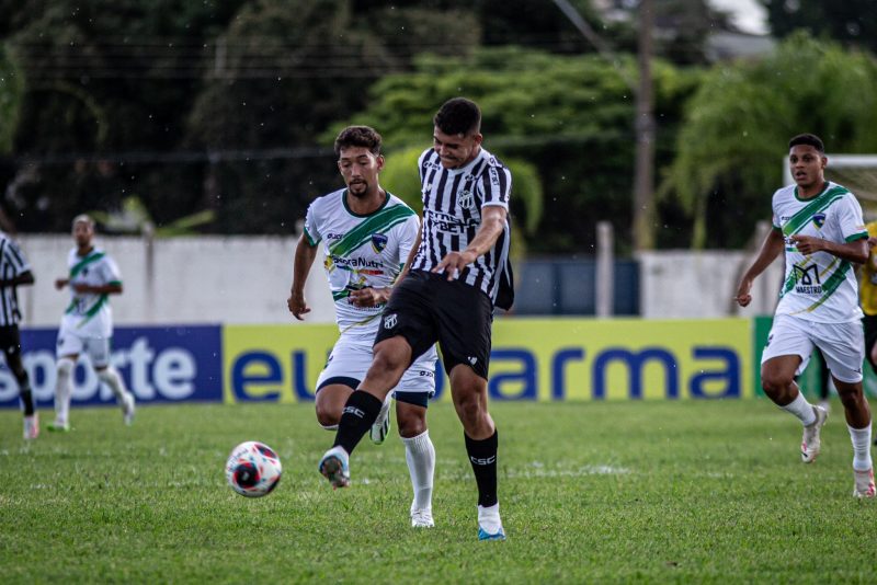 Rondoniense (de branco) tem atletas e comiss&atilde;o do Ipatinga e estreou com derrota – Foto: Gabriel Silva/Cear&aacute; SC/ND