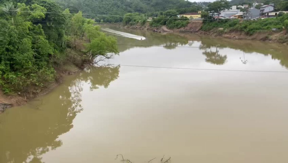 VÍdeos Corpo De Homem é Encontrado Boiando No Rio Itajaí Açu Em Blumenau