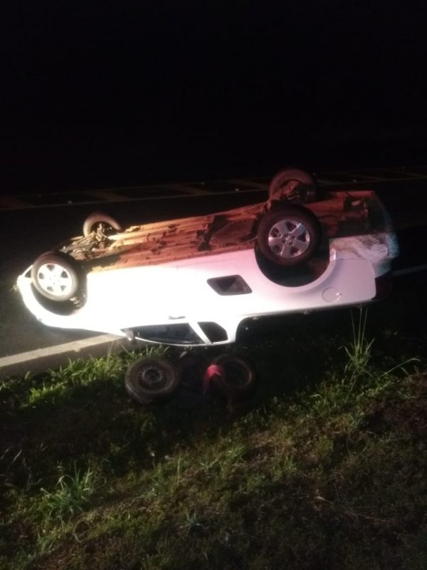 Imagem do carro capotado 