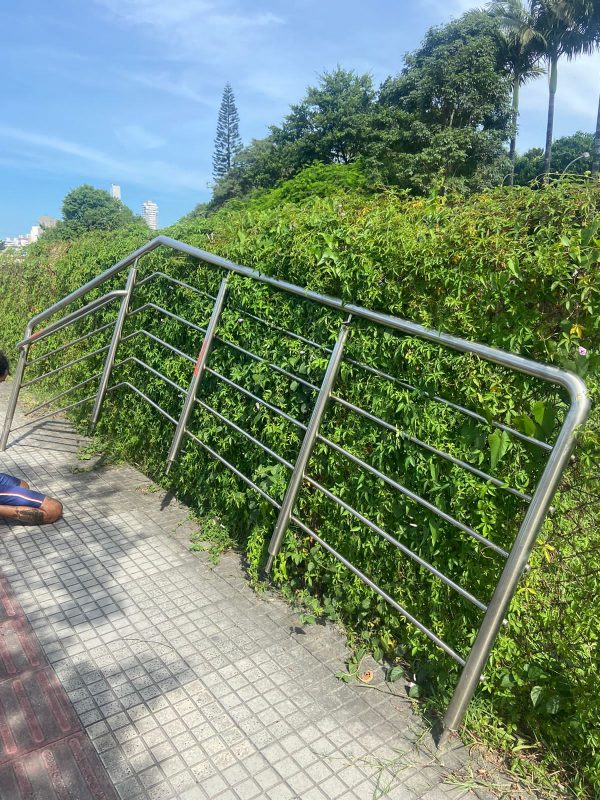 Imagem mostra corrimão furtado do CIS de Itajaí